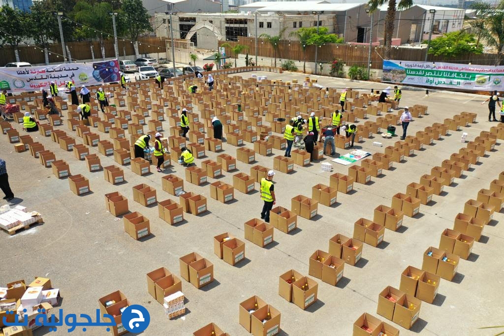 الحركة الإسلامية تتوج أعمال معسكر القدس أولًا بإعداد ألف طرد غذائي للأهل في القدس